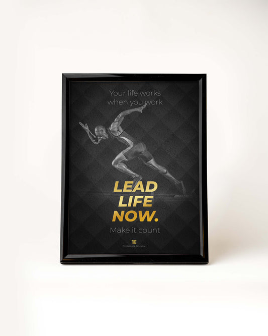 Poster 'Lead life now' | Zwart